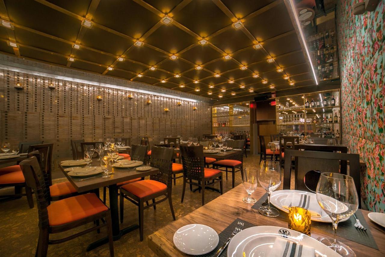 The New Yorker Nova York Exterior foto Interior of a restaurant